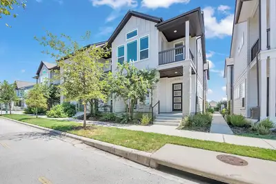 Image de Modern 3 Bed/2. 5 Bath Townhome in Trendy Mueller – Walk to Parks, Shops & Dining