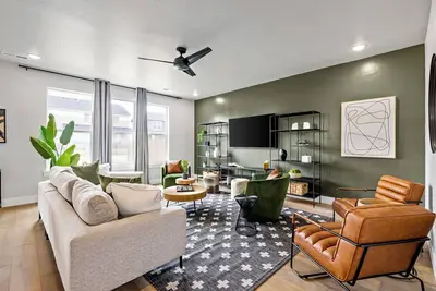 Image de Hot Tub-Sleeps 12-Modern Home