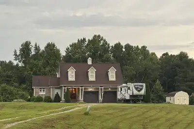 Image de 4-bedroom house in lovely Coats with fitness room, Ac, hot tub, outdoor patio.