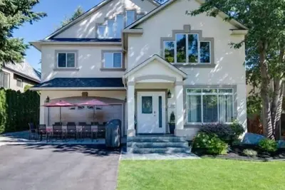 Image de Boyce-Gyro Beach Retreat (Right across from the beach! )