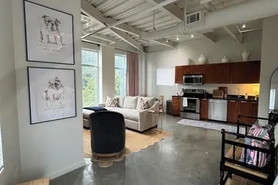 Image de Remodeled Studio Condo - Perfect for Game Days!