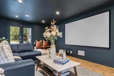 Image de Modern Comfort: Home Theater Edition