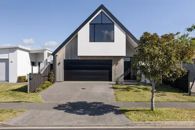 Image de Papamoa Pinnacle - Stylish 4-Bedroom Coastal Escape near Papamoa Beach & Baypark with Dual Lounges, Master Suite Retreat, Outdoor Entertaining, Double Garage, and High-Speed WiFi