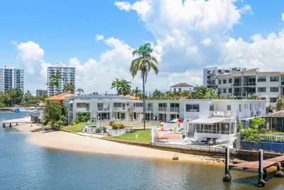 Image de Riverfront Villa 7 Surfers Paradise with Pool