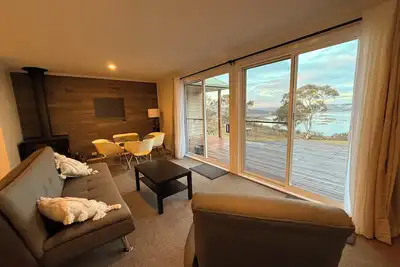 Image de Outstanding lake and alpine views in a cosy rural house.