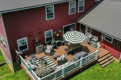 Image de Spacious Retreat: Firepit, Back Deck, Modern Home