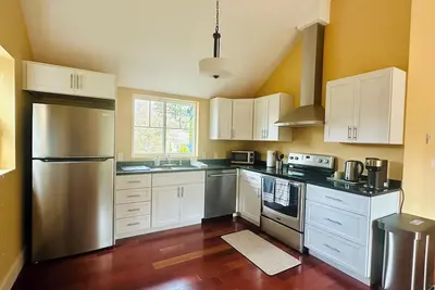 Image de Private 2br Home with Own Entrance and Central Location