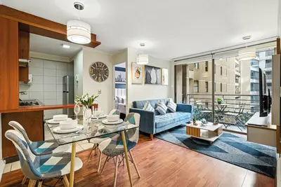 Image de Tourist neighborhood 1 block from the subway