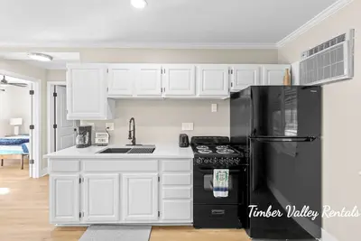 Image de Charming 2br Lakefront Getaway - Dock Access+Views