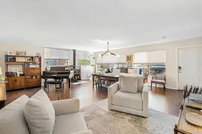 Image de Eastside Family Home | Grand Piano & Spacious Yard