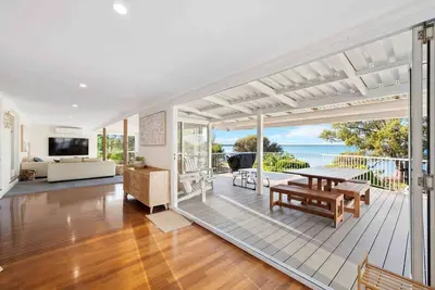 Image de Balinese Inspired Waterfront Escape