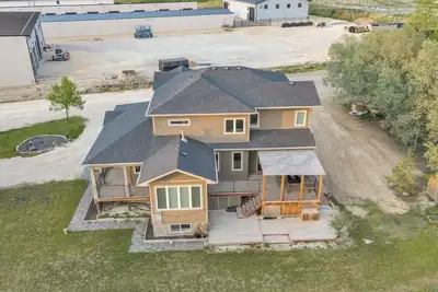 Image de Luxury 6-bedroom house with Long driveway in West Saint Paul