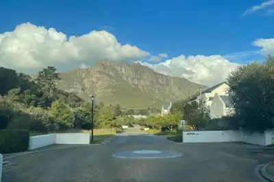 Image de Stunning three bedroom home in secure estate Stellenbosch-be at one with nature