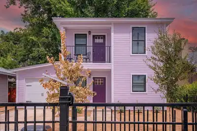 Image de Stylish Stay with  Unforgettable Downtown Views!