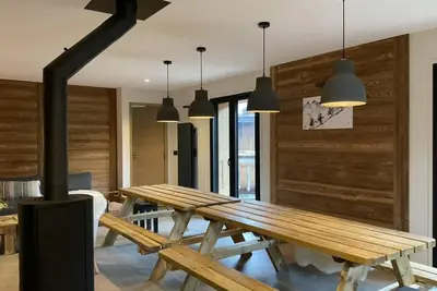 Image de 100m du centre station, 1er étage, vue pistes de ski, balcon, cheminée ou poêle à bois, parking