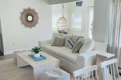 Image de Bay Sunset Retreat-Walk to Nantasket beach- Charming 3-bedroom house