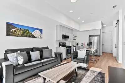 Modern 2b Condo with Sofa Sleeper