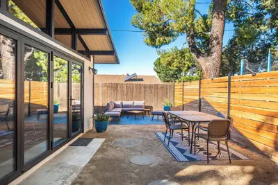 Image de Bright, Modern 1br Adu in Claremont with Seamless Indoor-Outdoor Living