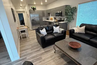 Image de Brand new construction, stylish 3br/2ba apartment in Laramie 1 blk from campus