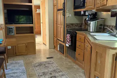 Image de Adorable 1-bedroom Camper in Engadine with Lake Access. 50 mi west of bridge