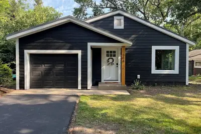 Image de Bears' Den at Park Lake - a charming, inviting space for rest and renewal.