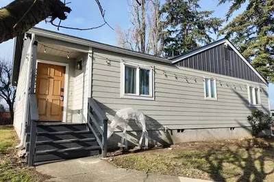 Image de Maison privée et accueillante avec portail, à 5 minutes de l'aéroport.