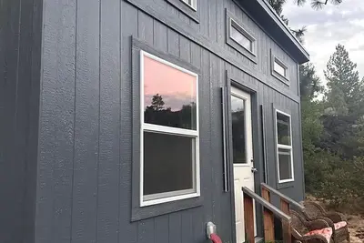 Image de Adorable tiny home cozied up to lava rock!