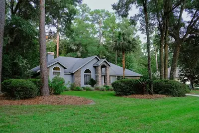 Image de Spacious and stylish pool home 4 miles from Uf