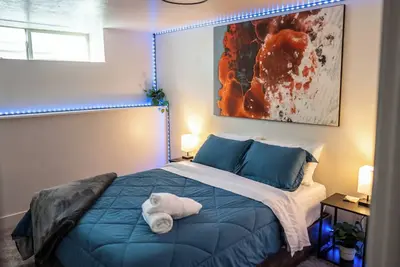 Image de Stylish 3 bdr Central Apt w Hot Tub Tv