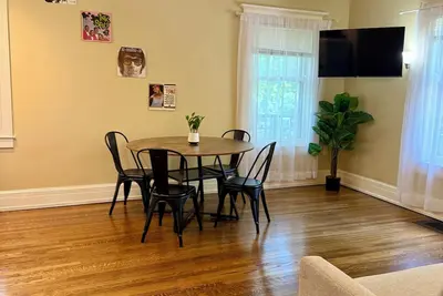 Image de Park Ave 1br • Free Parking & Patio • Walkable!