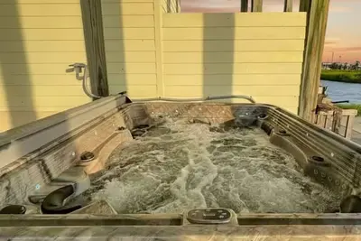 Image de Canal Front l Hot Tub | Basketball Hoop