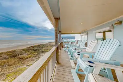 Stunning | Beachfront | Cargo Lift | Sleeps 14