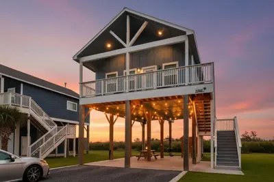 Modern | Steps to the Beach | Shared Pool & Playground