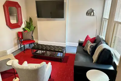 Image de Four-Bedroom Victorian Getaway, Walkable to Osu, Short North & Arena District.