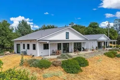 Image de Hilltop Retreat – Wine Country with Ski Resort Access