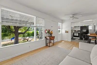 Image de Centrally Located 2-bedroom, 1-bath Cottage with Mountain Views & Private Deck