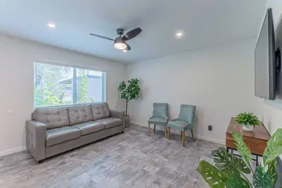 See the Town! Right by everything! Walk to Mill!