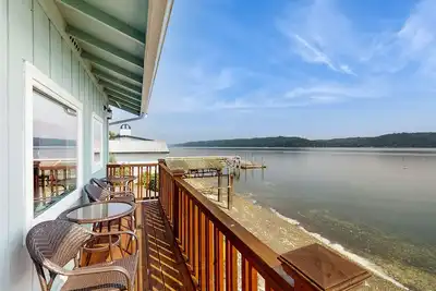 Image de Charming water front home with amazing views, fire pit, and private deck