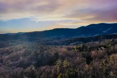 Image de Cozy mountain cabin with sunset views, forest trails & fireplace charm