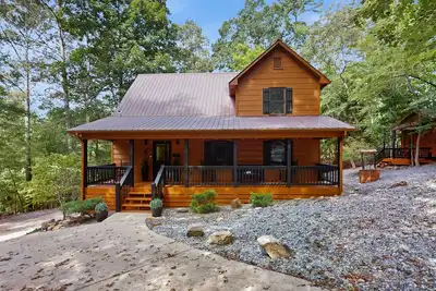 Image de Secluded cabin with hot tub, fire pit, corn hole & amazing scenic views