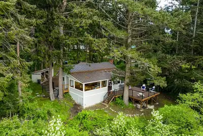 Image de Charming waterfront home with fire pit and access to private beach