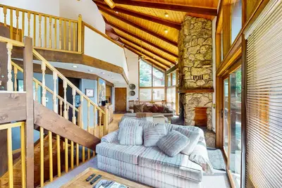 Image de Conveniently located home with full kitchen, private deck, & loft area