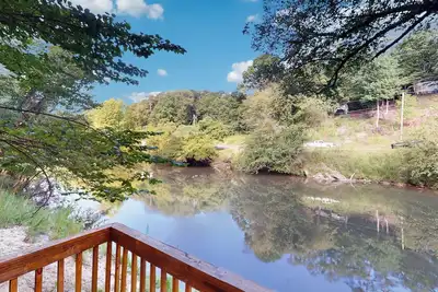 Image de Spacious riverfront home with private dock, firepit & scenic outdoor space
