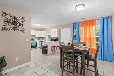 Image de 3-bedroom Spectacular Quiet Townhome with Modern Comfort