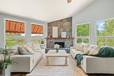 Image de Family Retreat  ，Bocce Ball, Bbq, Game Room & Decks