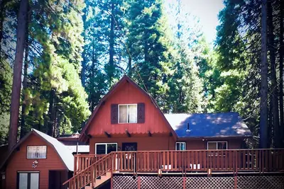 Image de Peaceful 4-bedroom cabin in Arnold~Home to Big Trees~Family Dog is Welcome