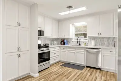 Image de Howdy: King Beds/2 Miles to Campus (4br/2Ba)