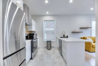 Image de Modern Westmount Condo•Ac•Laundry inside, Smart Tv