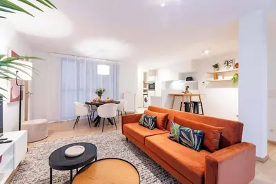 Image de 1br Contemporary Comfort in the Heart of the City