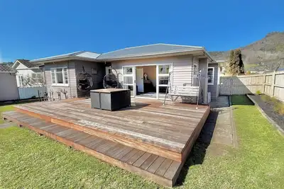 Image de 3-bedroom house with sunny deck & gardens close to beach, city centre & hospital